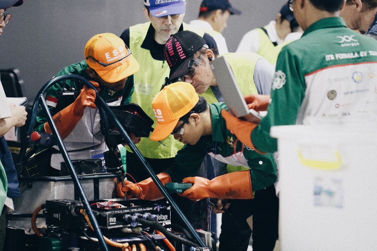 Mobil besutan tim Anargya ITS, Anargya EV Mark 4.0, yang diperiksa oleh juri FSAE Japan 2024 pada tahap EV Inspection