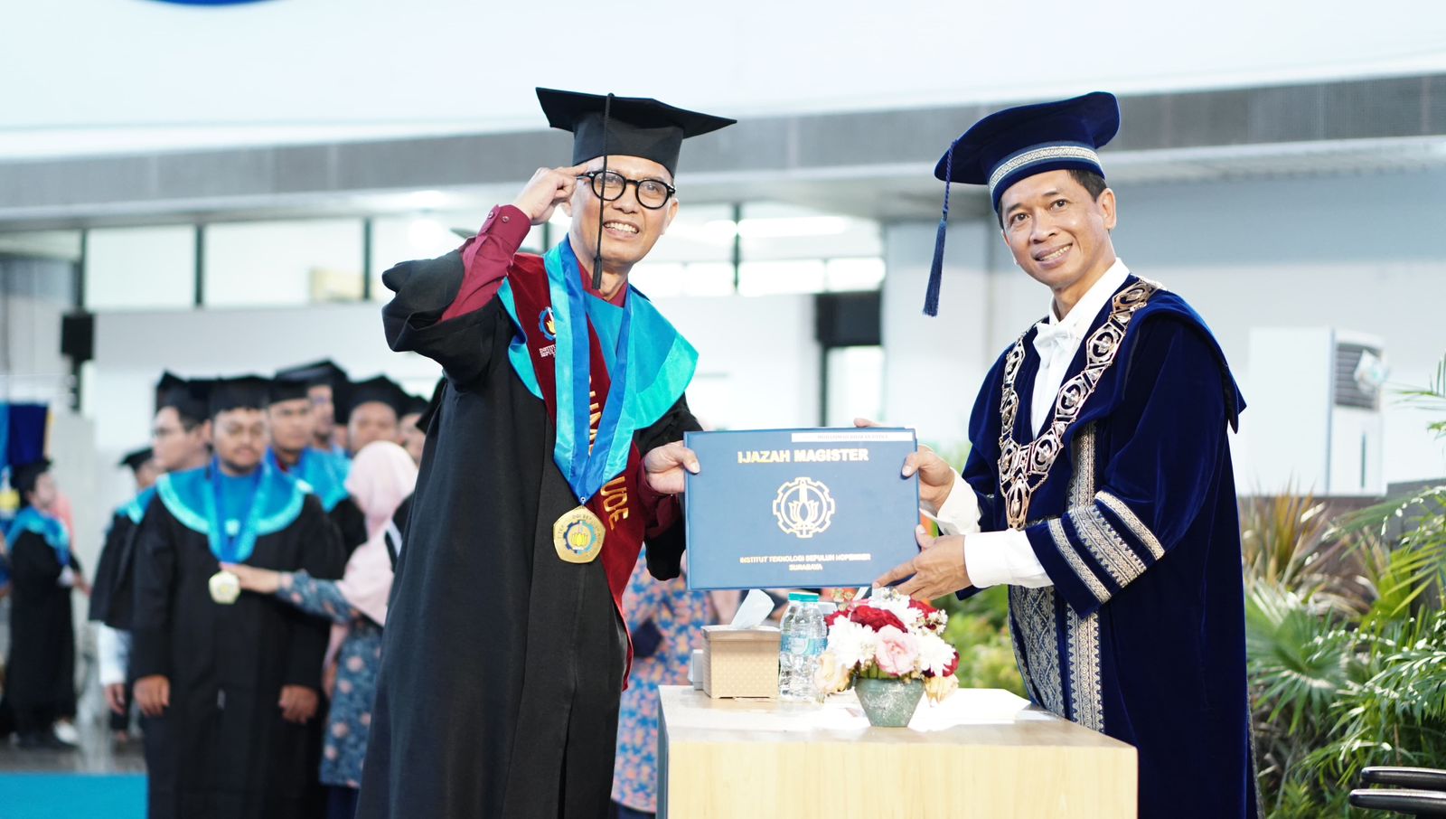 Mohammad Ridwan Utina ST MT saat dikukuhkan sebagai wisudawan tertua pada gelaran Wisuda ke-130 ITS