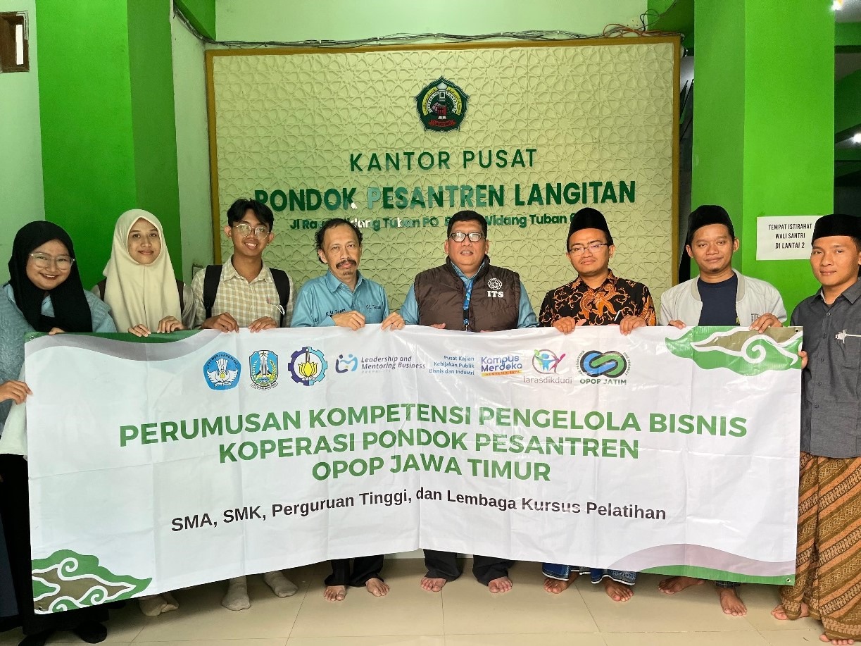 Inggrid Handaningtyas (kiri) bersama Tim KKN Abmas ITS saat melakukan kunjungan ke Pondok Pesantren Qomaruddin Bungah, Gresik