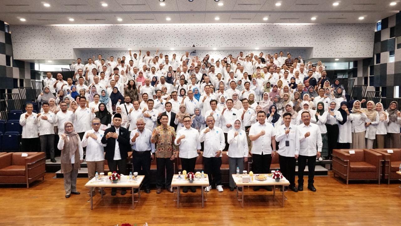 Para Aparatur Sipil Negara (ASN) ITS bersama Menteri Pendayagunaan Aparatur Negara dan Reformasi Birokrasi (PAN-RB) usai acara di Auditorium Gedung Research Center ITS