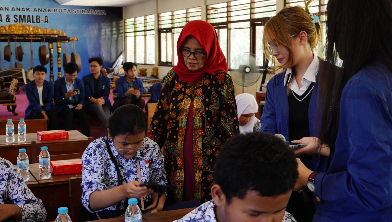 Para siswa SMPLB-A YPAB Surabaya saat mencoba fitur mobile yang ditawarkan Neutrack AI Glove, karya tim Abmas ITS