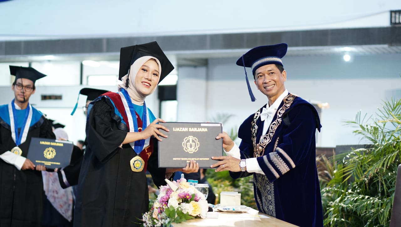 Penyerahan ijazah oleh Rektor ITS Ir Bambang Pramujati ST MScEng PhD kepada salah satu wisudawan dari Departemen Teknik Lingkungan ITS Difa Khoirunnisa