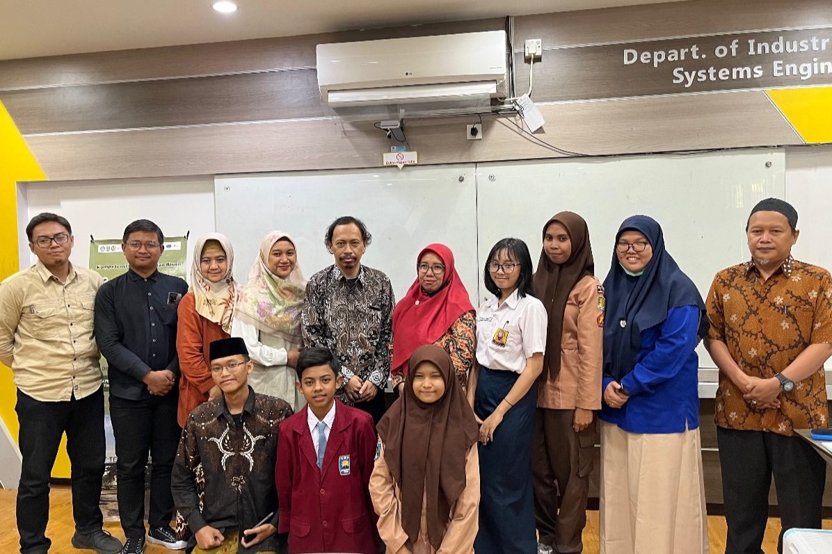 Ketua Tim KKN Abmas ITS Yudha Prasetyawan ST MEng (kiri) bersana para peserta terbaik yang melakukan pitching di Departemen Teknik Sistem dan Industri ITS