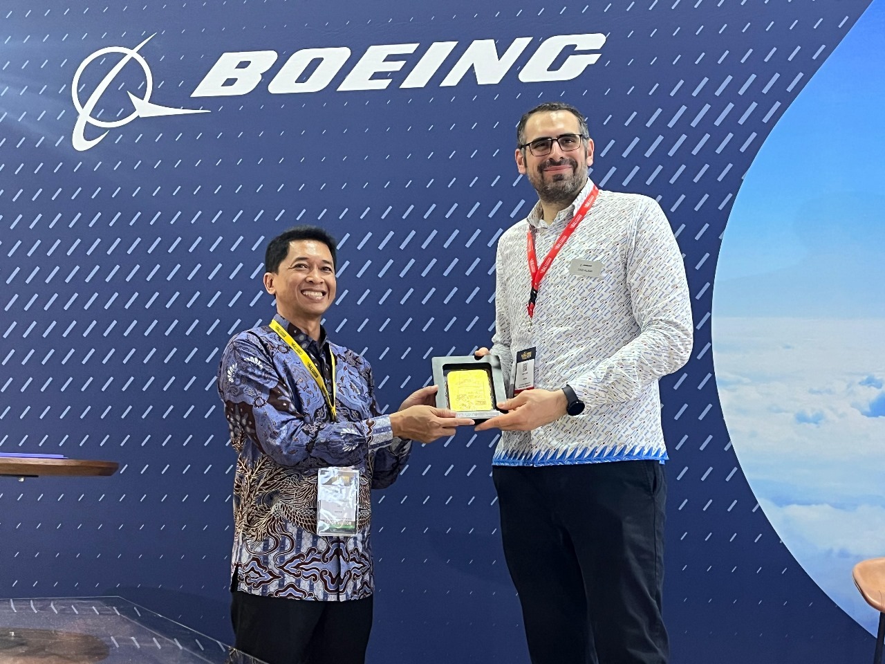 Rektor ITS Ir Bambang Pramujati ST MSc Eng PhD dan Managing Director Boeing Indonesia Zaid Alami usai penandatanganan MoU di Bali