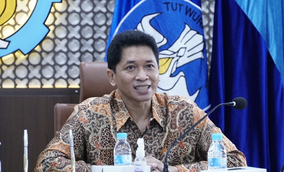 Rektor ITS Ir Bambang Pramujati ST MScEng PhD memberikan apresiasi kepada empat peneliti ITS yang meraih Top 2% Scientist in the World 2024