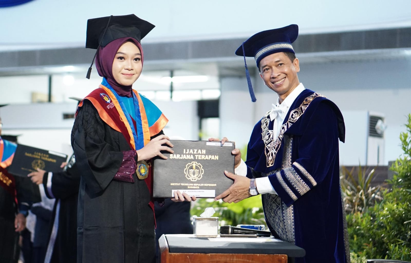 Renata Zahabiyah (kiri) bersama Rektor ITS Ir Bambang Pramujati ST MScEng PhD ketika dikukuhkan resmi sebagai lulusan S1 pada hari terakhir Wisuda ke-130 ITS