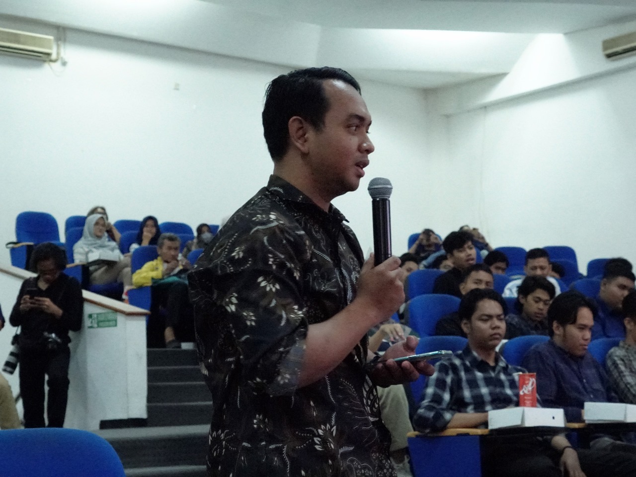 Salah satu mahasiswa ITS peserta acara PAL Goes to Campus saat mengajukan pertanyaan pada sesi tanya jawab