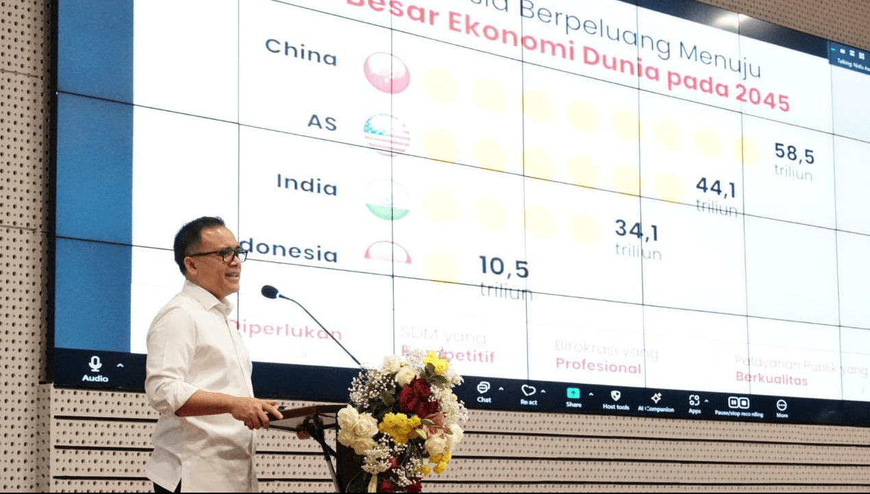 Menteri Pendayagunaan Aparatur Negara dan Reformasi Birokrasi (PAN-RB) Abdullah Anwar Anas saat mempresentasikan materi dalam acara Dialog Kebijakan Pengembangan Karir Aparatur Sipil Negara di Auditorium Gedung Research Center ITS