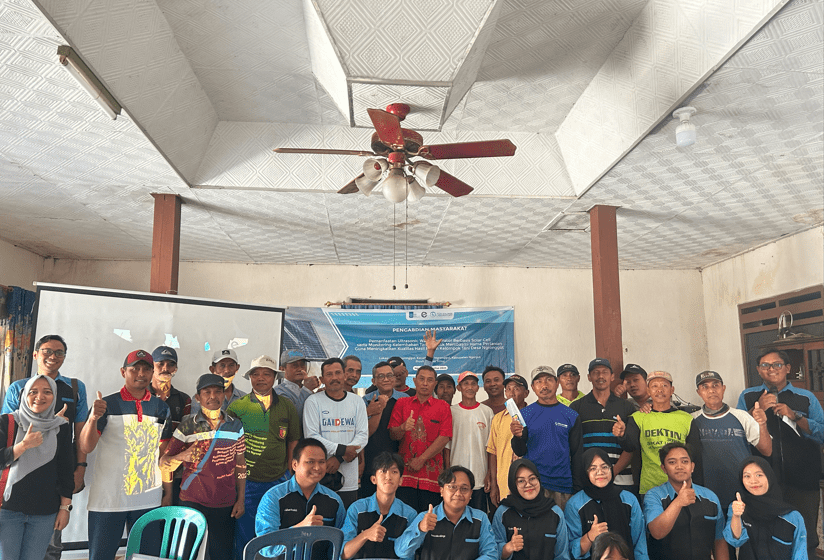 Tim KKN ABMAS ITS bersama warga Desa Ngronggot saat pelaksanaan pencerdasan Ultrasonic Wave Generator