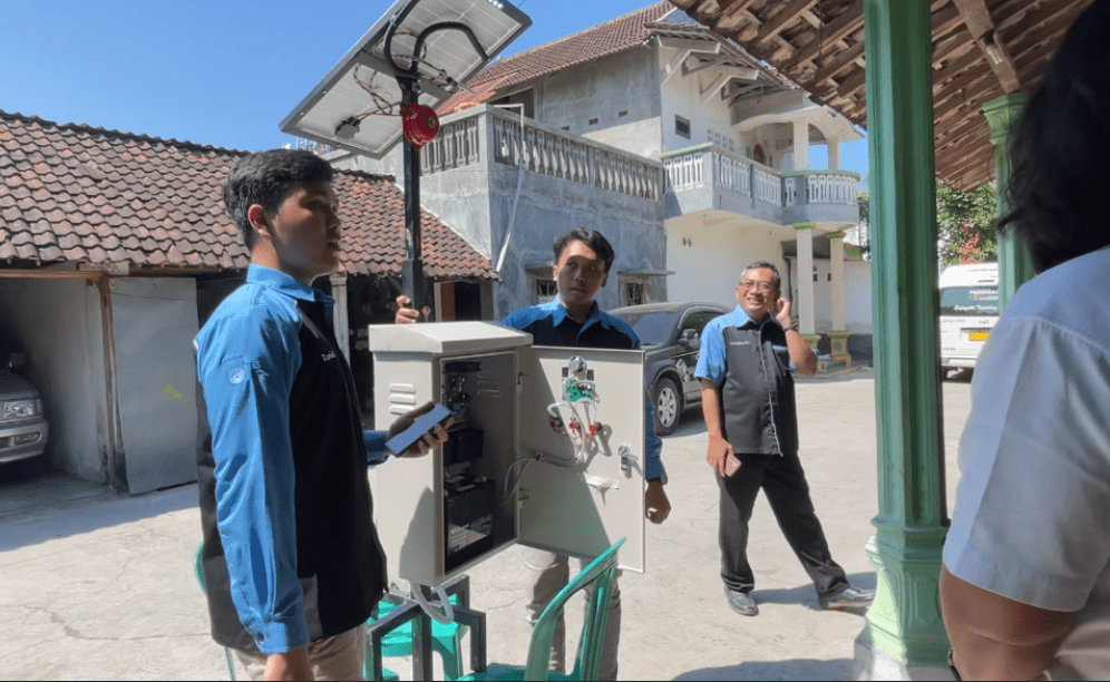 Tim KKN ABMAS ITS kala melakukan demo Ultrasonic Wave Generator kepada warga Desa Ngronggot