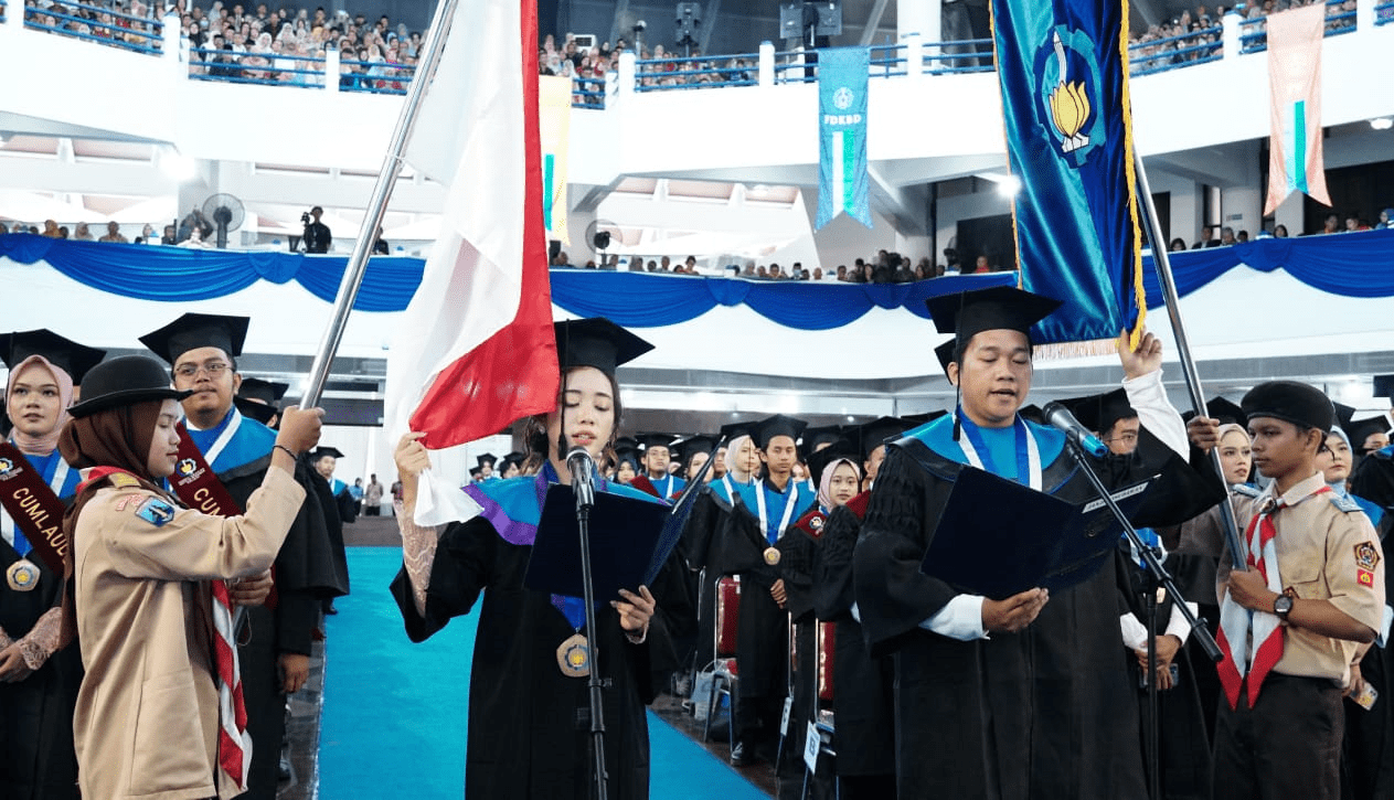 Perwakilan wisudawan dari Fakultas Teknik Sipil, Perencanaan, dan Kebumian (FTSPK) dan Fakultas Desain Kreatif dan Bisnis Digital (FDKBD) saat memimpin ikrar janji wisudawan pada hari pertama Wisuda ke-130 ITS