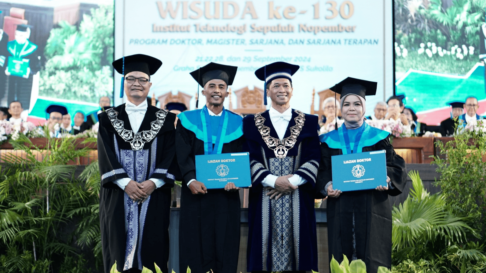 Ukiran kisah romansa indah Dr Rajabal Akbar SSi MSc dan Dr Egi Yuliora SSi MSi mewarnai Wisuda ke-130 Institut Teknologi Sepuluh Nopember (ITS).