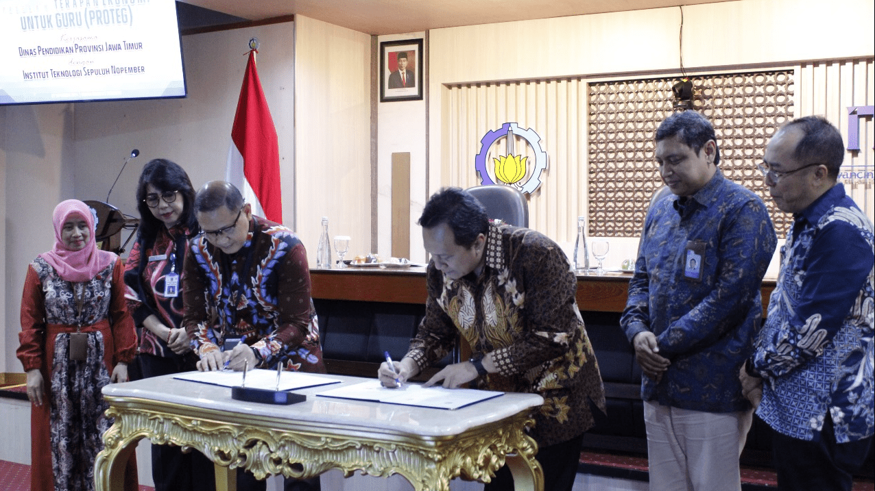 Wakil Rektor IV ITS Agus Muhammad Hatta ST MSi PhD (tiga dari kanan) dan Kadis Pendidikan Provinsi Jatim Dr Aries Agung Paewai STP MM (tiga dari kiri) saat tandatangani PKS tentang Proteg di Gedung Rektorat ITS