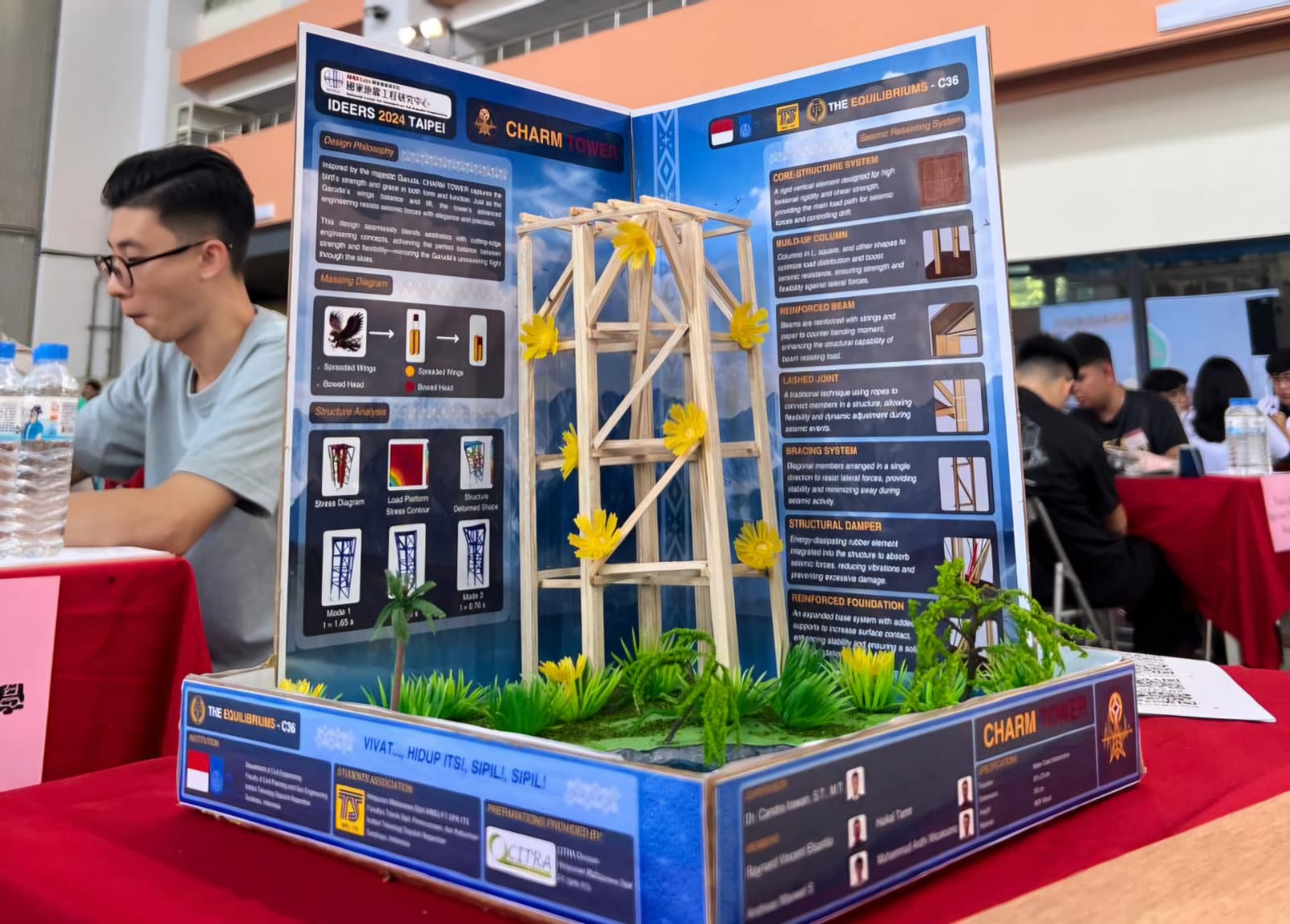 Tampilan maket desain struktur bangunan tahan gempa CHARM Tower karya Tim Equilibriums ITS