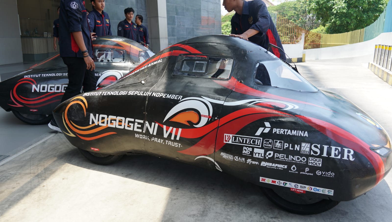 Tampilan mobil Nogogeni VII dan Nogogeni IX Evo dari tim Nogogeni ITS yang akan berlaga pada kategori Urban Etanol dan Urban Electric di KMHE 2024