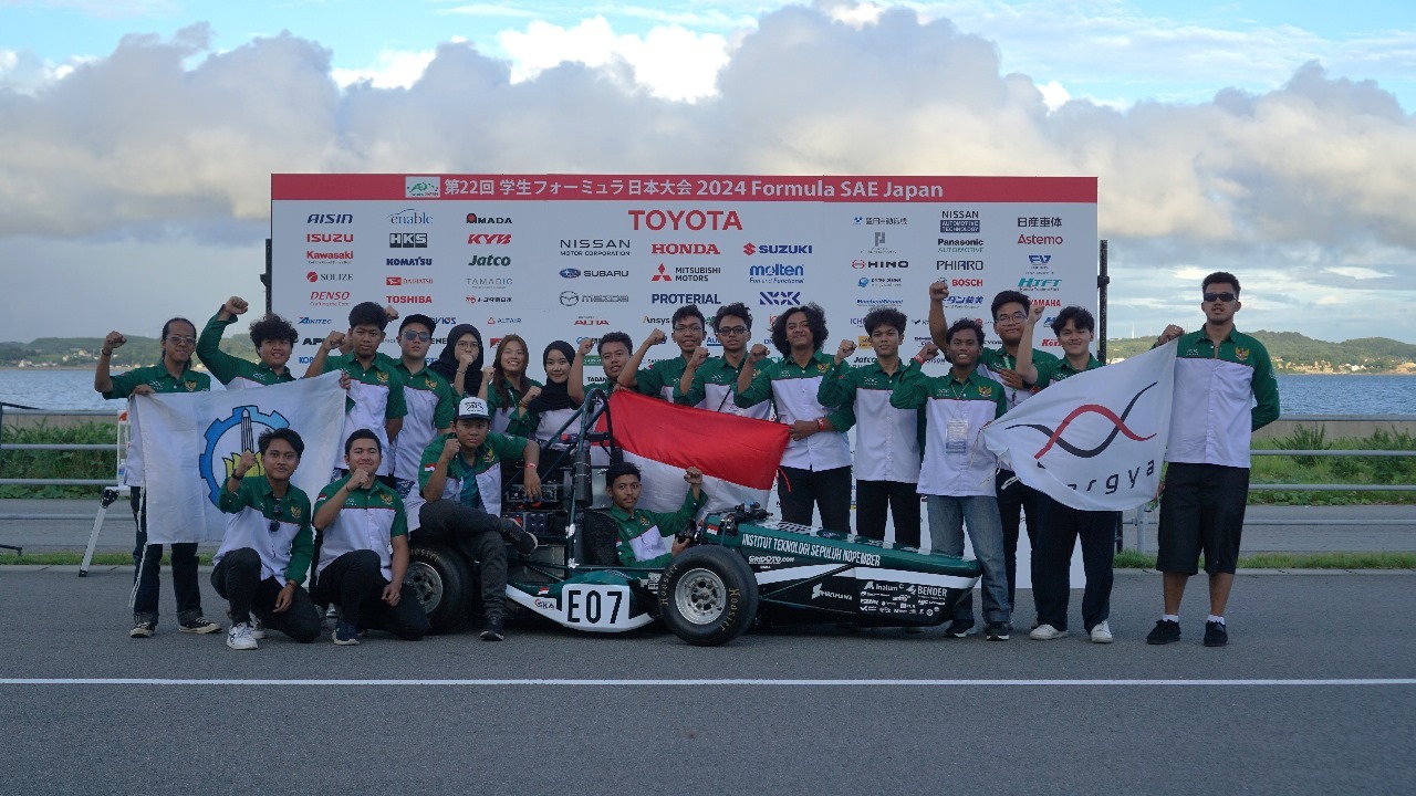 Tim Anargya ITS yang sukses meraih juara III cabang lomba Presentation Event dan Top 10 untuk kelas EV pada FSAE Japan 2024