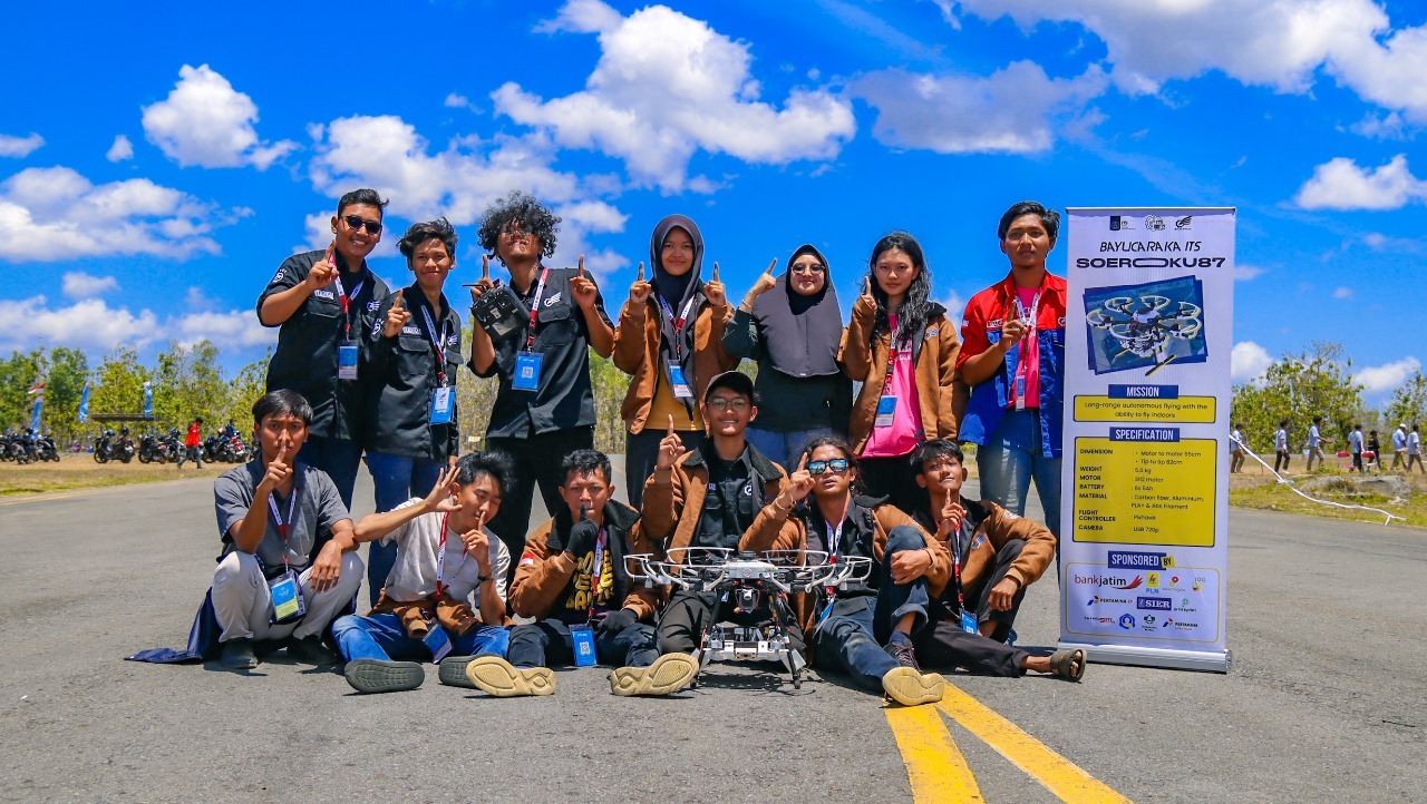 Tim Bayucaraka ITS bersama salah satu inovasi robot terbangnya, Soeroku97, yang berhasil meraih juara pertama pada kategori Vertical Take Off Landing (VTOL) di ajang KRTI 2024