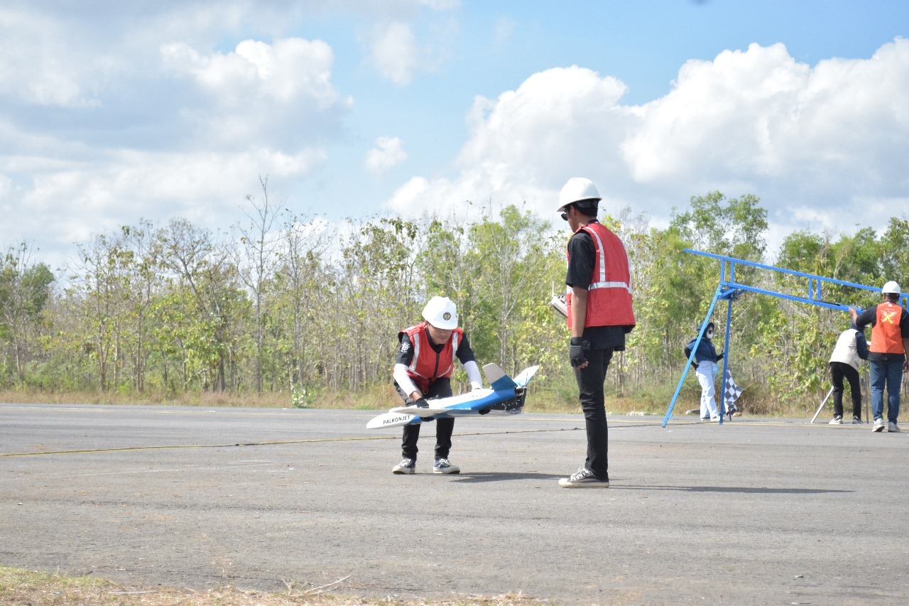 Tim Bayucaraka ITS saat bertanding pada kategori Racing Plane dengan pesawat andalannya, Palkonjet di ajang Kontes Robot Terbang Indonesia (KRTI) 2024