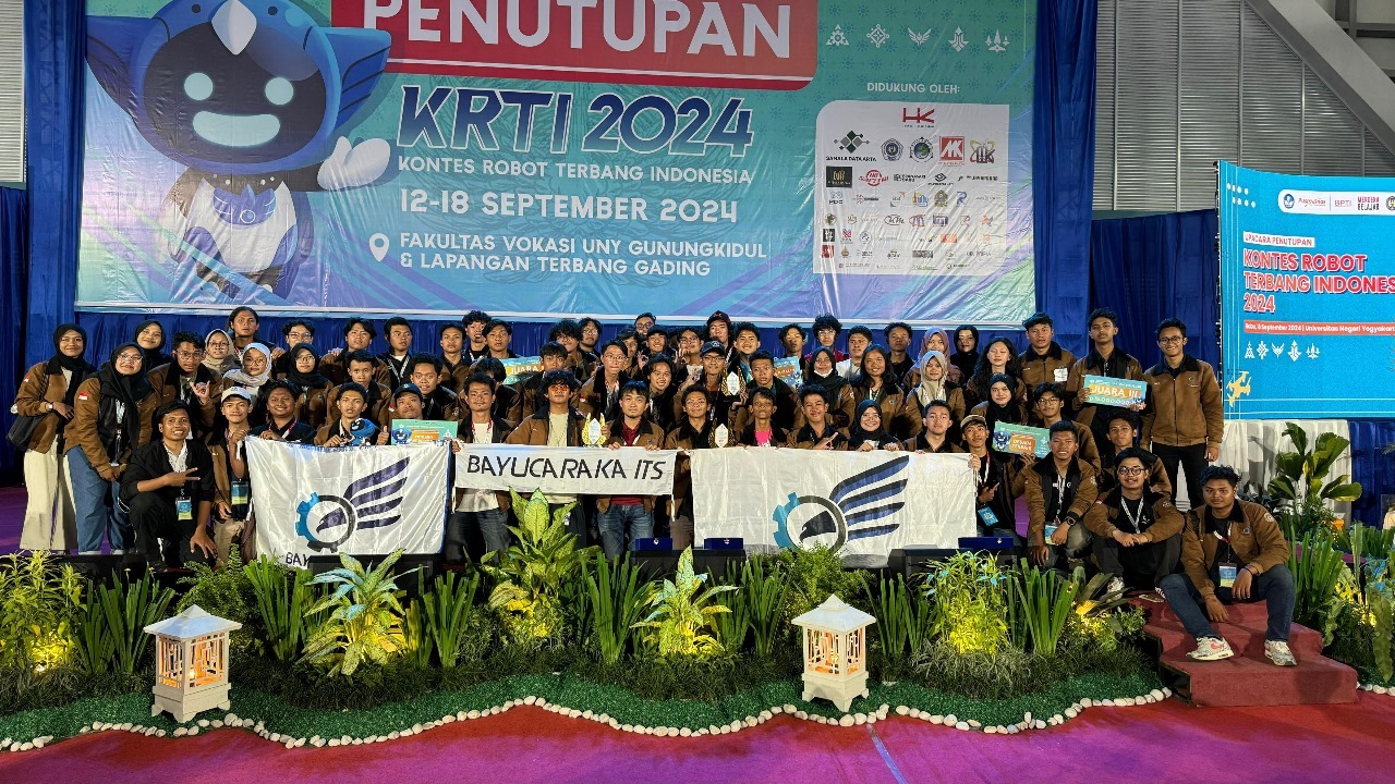 Tim Bayucaraka ITS usai menerima penghargaan pada penutupan Kontes Robot Terbang Indonesia (KRTI) tingkat Nasional 2024 di Universitas Negeri Yogyakarta