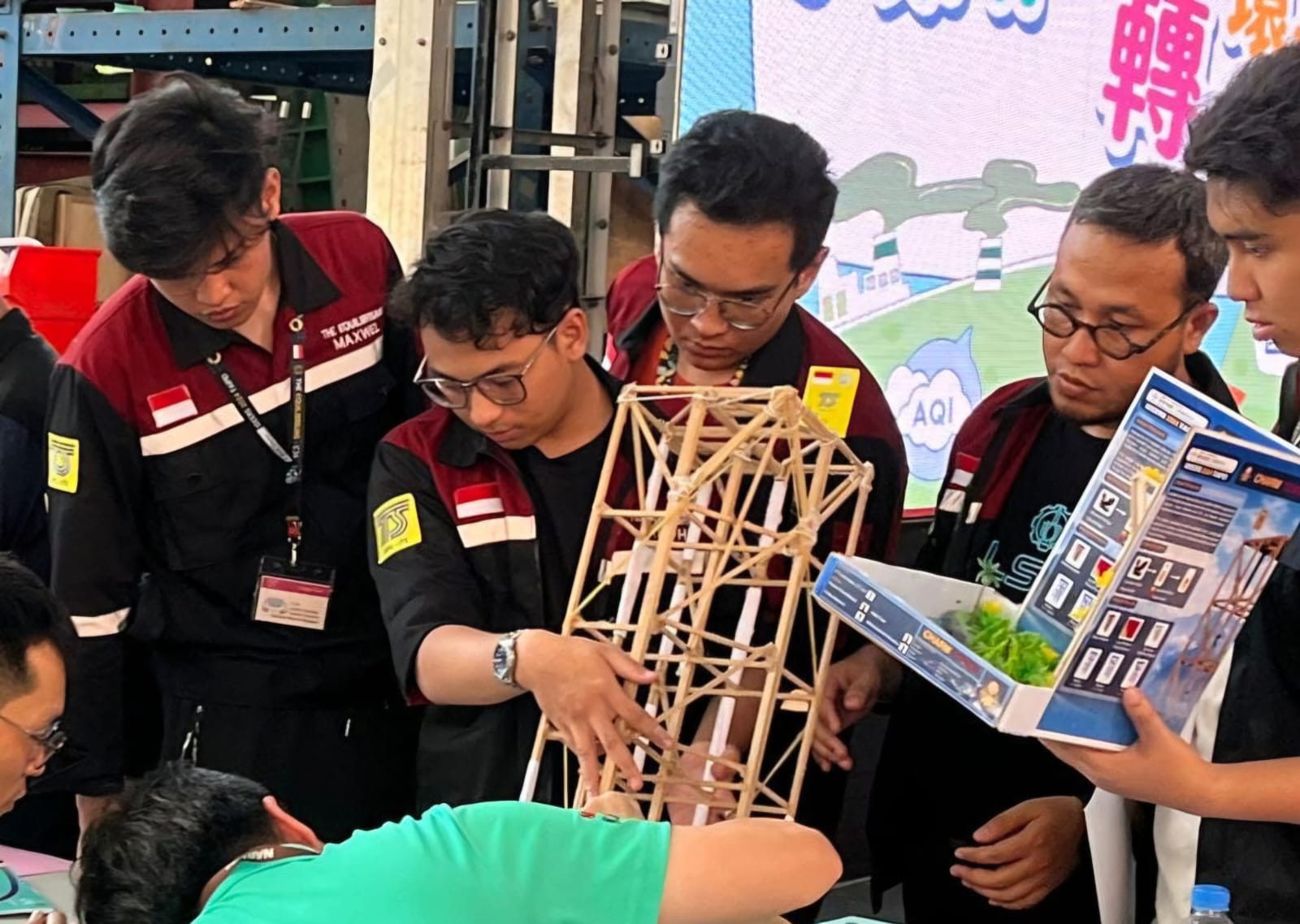 Tim Equilibriums ITS saat mengerjakan desain struktur bangunan tahan gempa bernama CHARM Tower pada ajang IDEERS di Taiwan