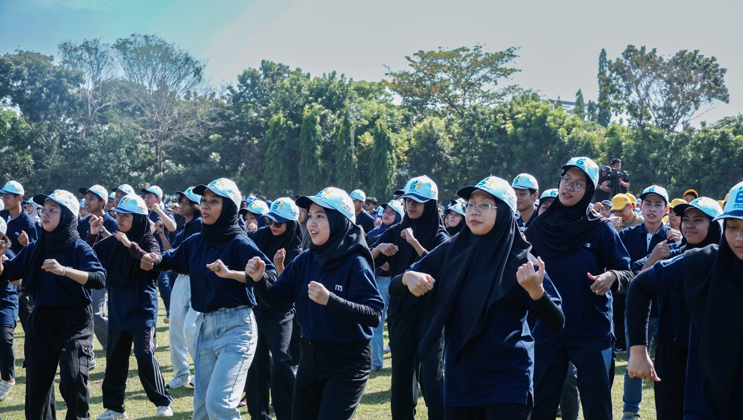 sivitas akademika lakukan flashmob di pembukaan dies natalis ITS ke-64 