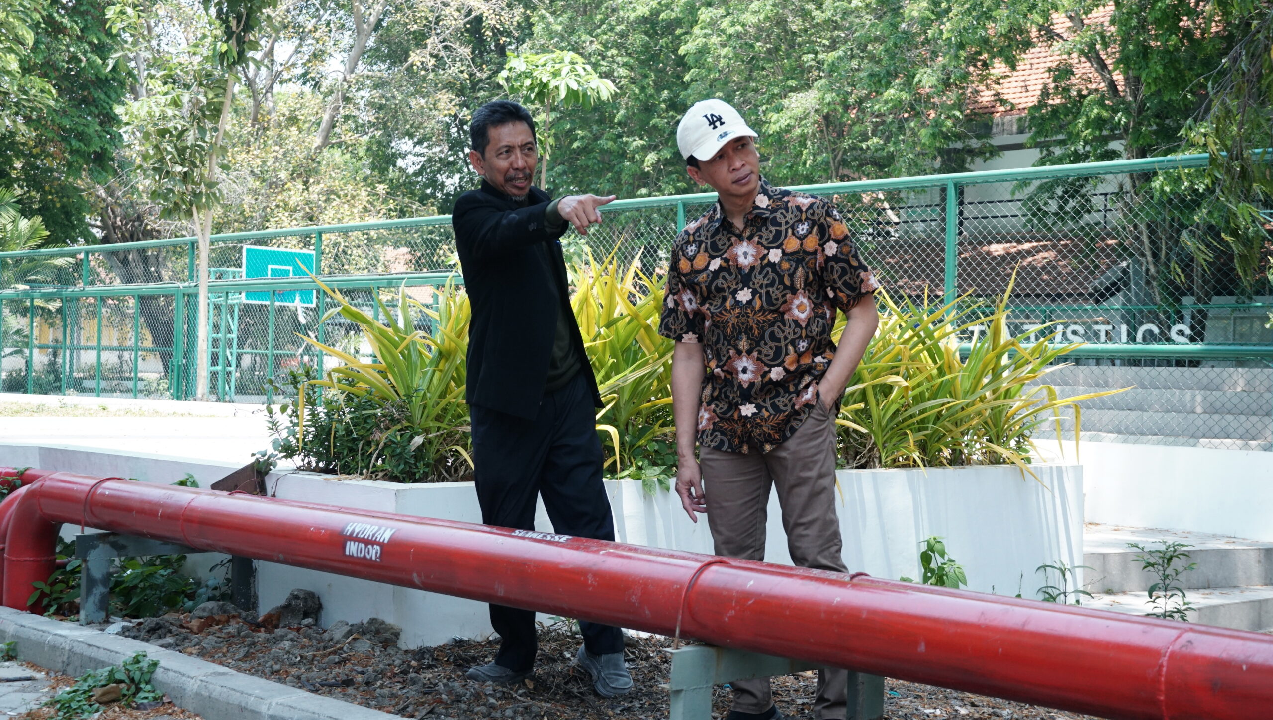 foto BP saaat meninjau lingkungan sekitar tower 2