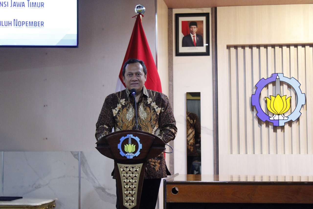 Wakil Rektor IV ITS Agus Muhammad Hatta ST MSi PhD saat memberikan sambutan sebelum penandantangan Perjanjian Kerja Sama antara ITS dan Dinas Pendidikan Provinsi Jawa Timur