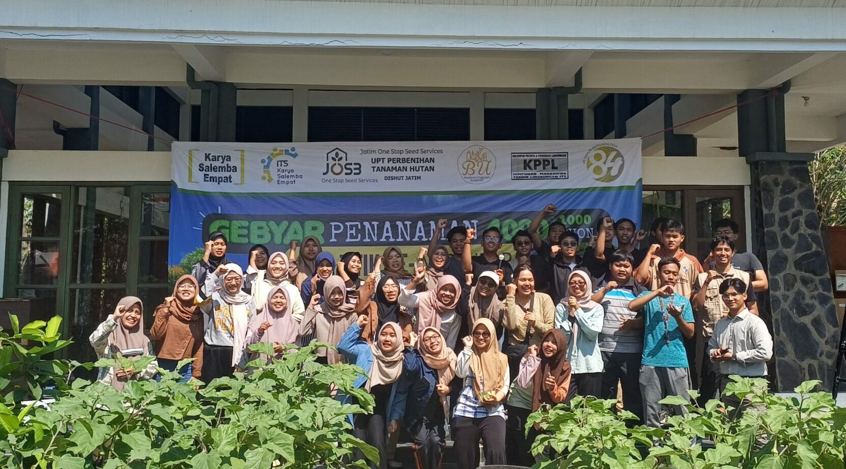 Foto Peserta Gebyar Penanaman 4000 Pohon Serentak Se-Nusantara dari KSE ITS, KPPL ITS, dan Beasiswa Unggulan Surabaya