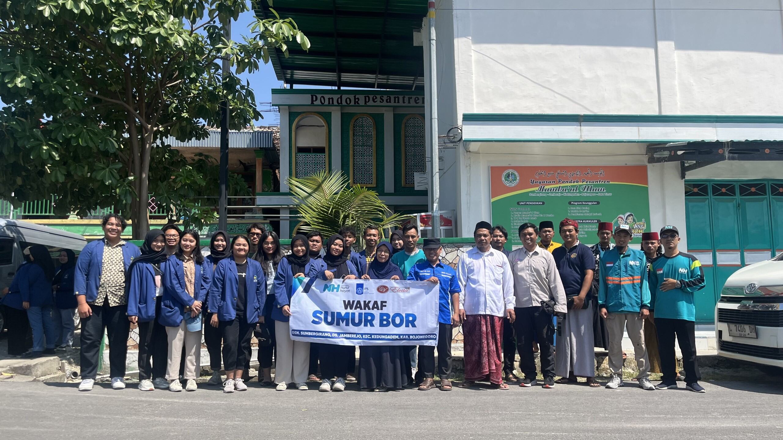 Tim KKN Abmas ITS yang terlibat dalam pemetaan cadangan air bersih di desa Jamberejo, Kecamatan Kedungadem, Kabupaten Bojonegoro