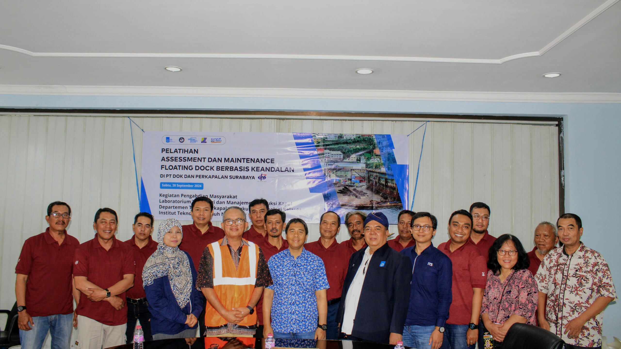 Foto bersama para dosen dan teknisi laboratorium produksi kapal bersama personel PT DPS