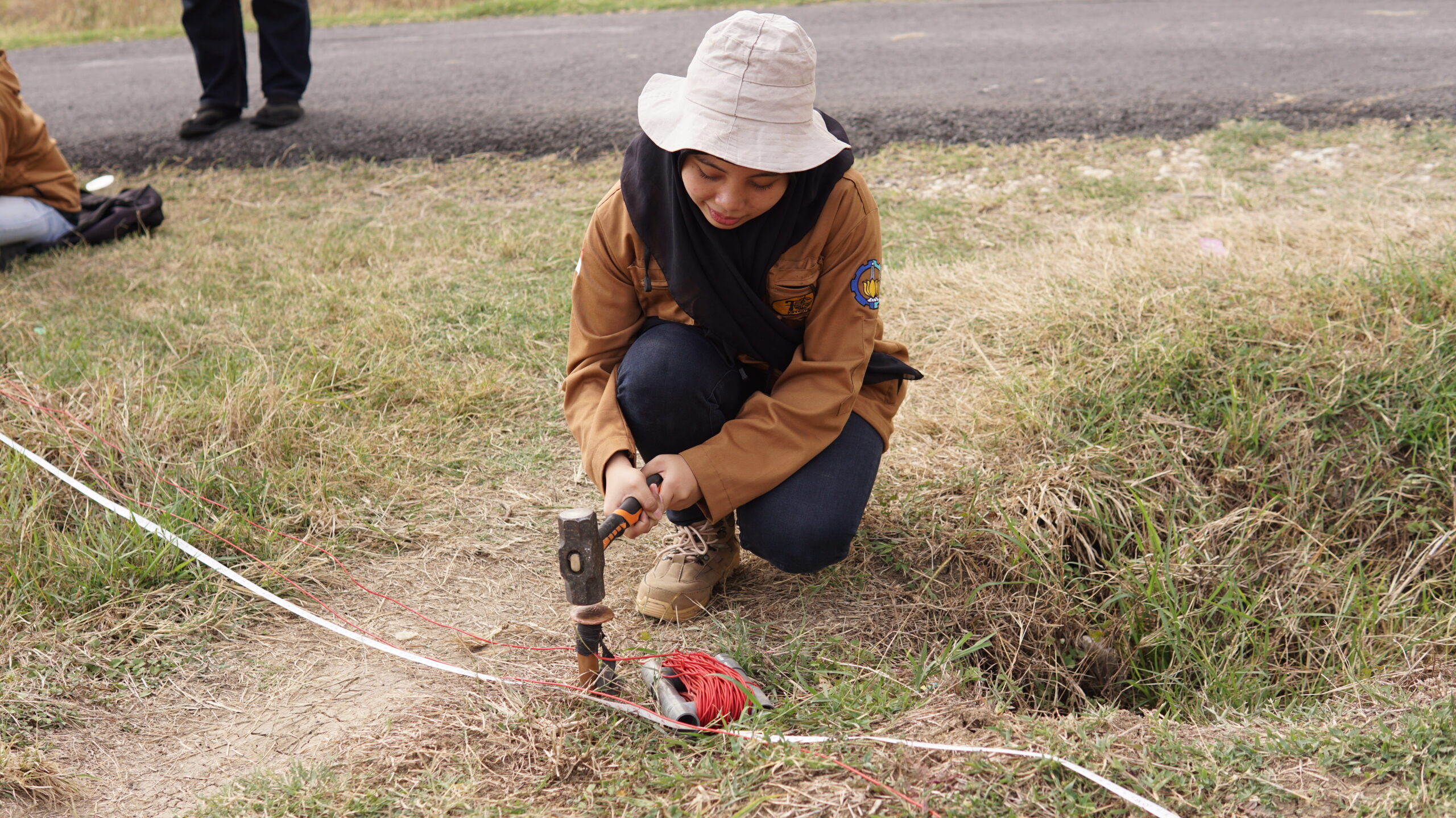 Proses pemasangan elektroda ke tanah sebagai salah satu prosedur melakukan uji geolistrik