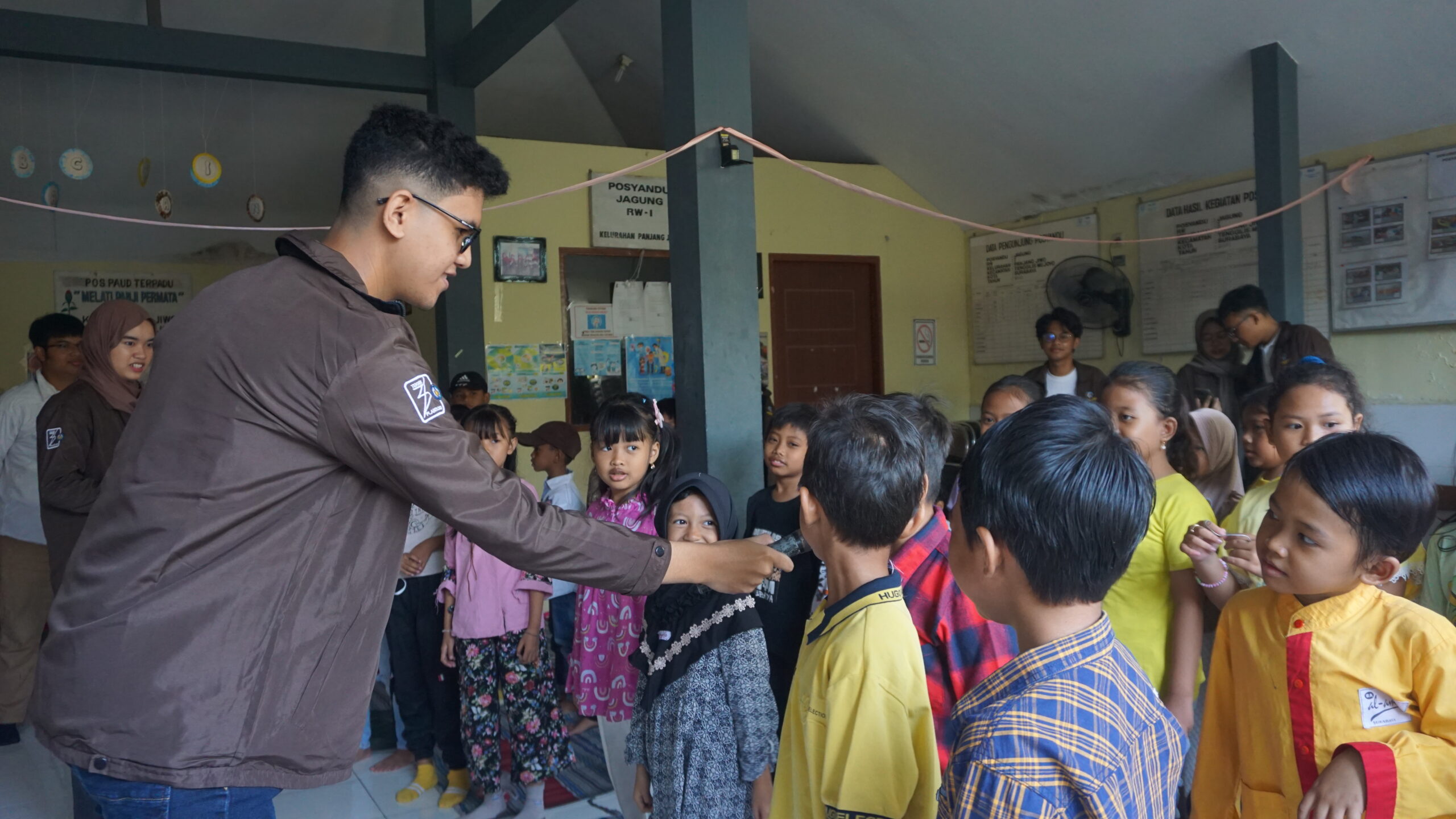 Anak-anak di Kelurahan Panjang Jiwo saat diberi penyuluhan