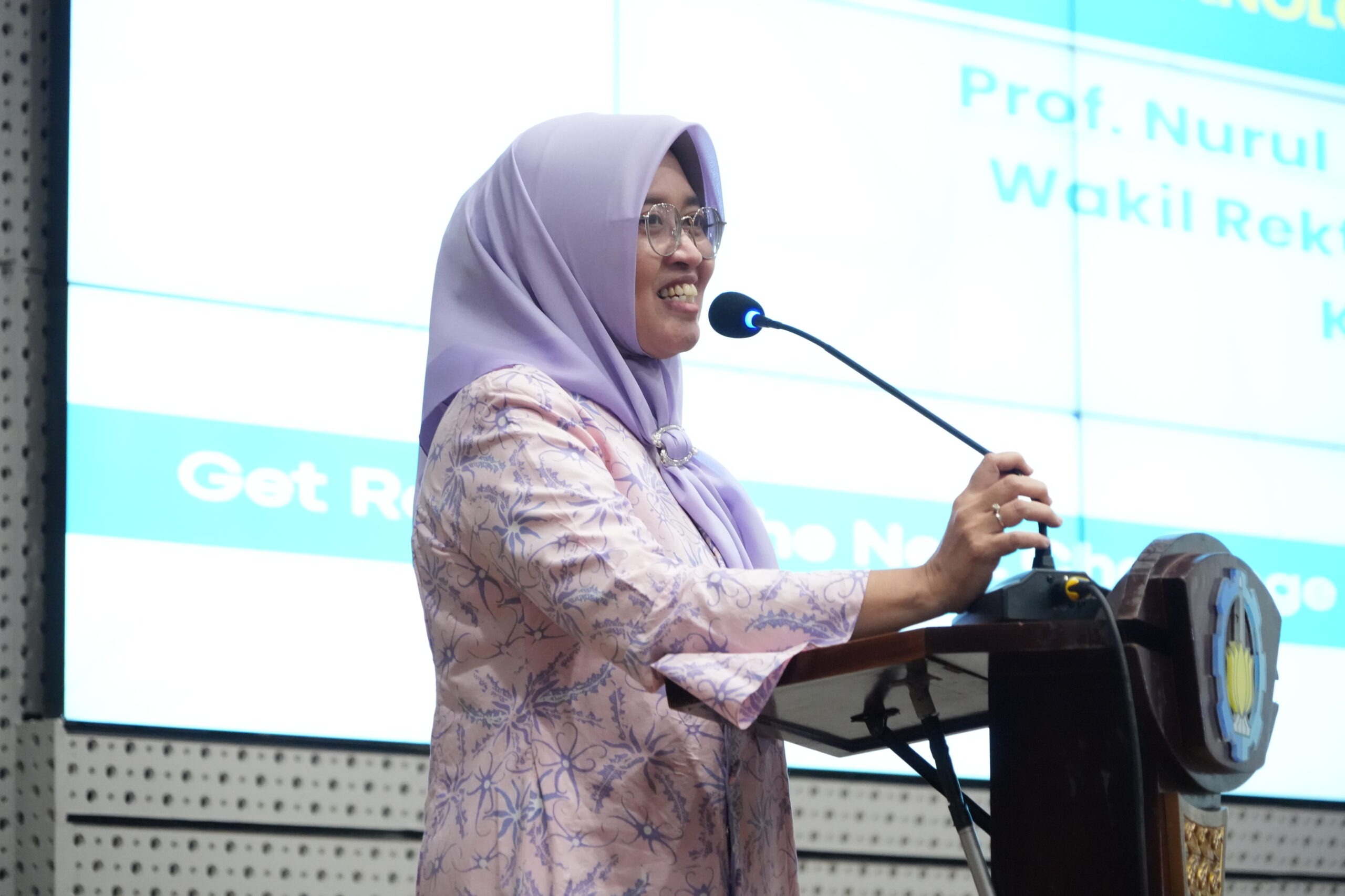 Gambar Wakil Rektor I Bidang Akademik dan Kemahasiswaan ITS Prof Nurul Widiastuti SSi MSi PhD pada seminar dan campus hiring bersama PT PAMA