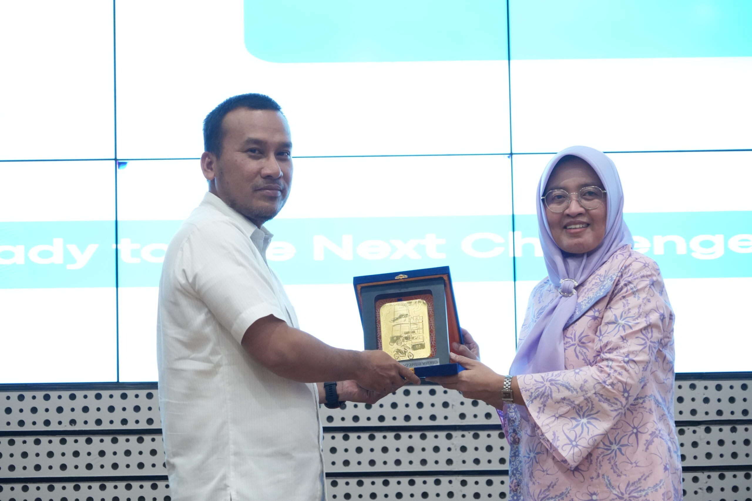 Gambar pemberian plakat kepada Muhammad Gunawan Setiadi (kiri) selaku perwakilan PT PAMA oleh Wakil Rektor I Bidang Akademik dan Kemahasiswaan ITS Prof Nurul Widiastuti SSi MSi PhDs