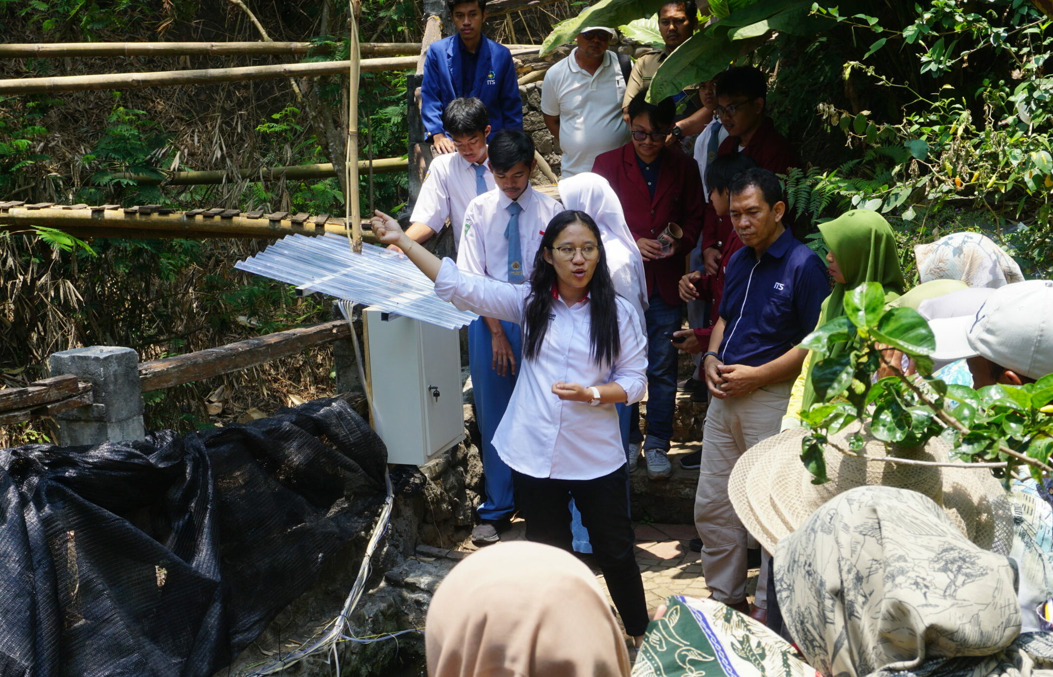 Foto Dosen Universitas Telkom Surabaya saat melakukan penyuluhan cara kerja sistem pemantauan kualitas air