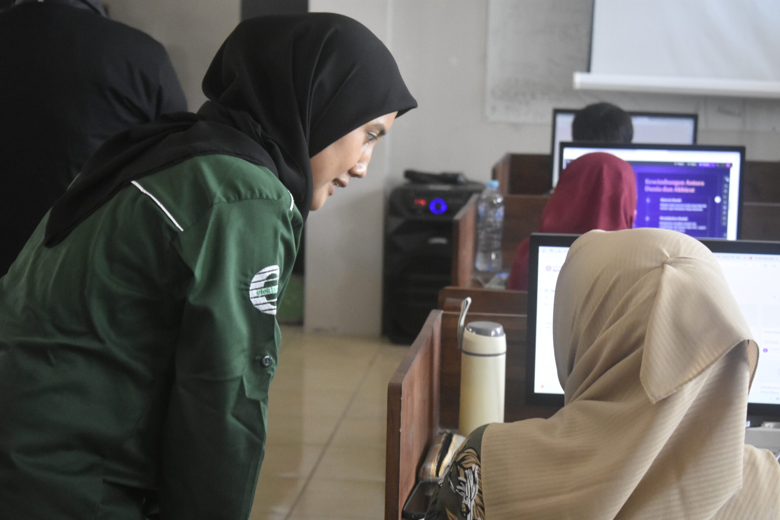 Peserta Pelatihan Berdiskusi Interaktif Bersama Tim Abmas ITS saat Pelatihan Pemanfaatan Teknologi AI untuk Pembuatan Modul Ajar dan PPT di SMA At Tibyan, Pandaan