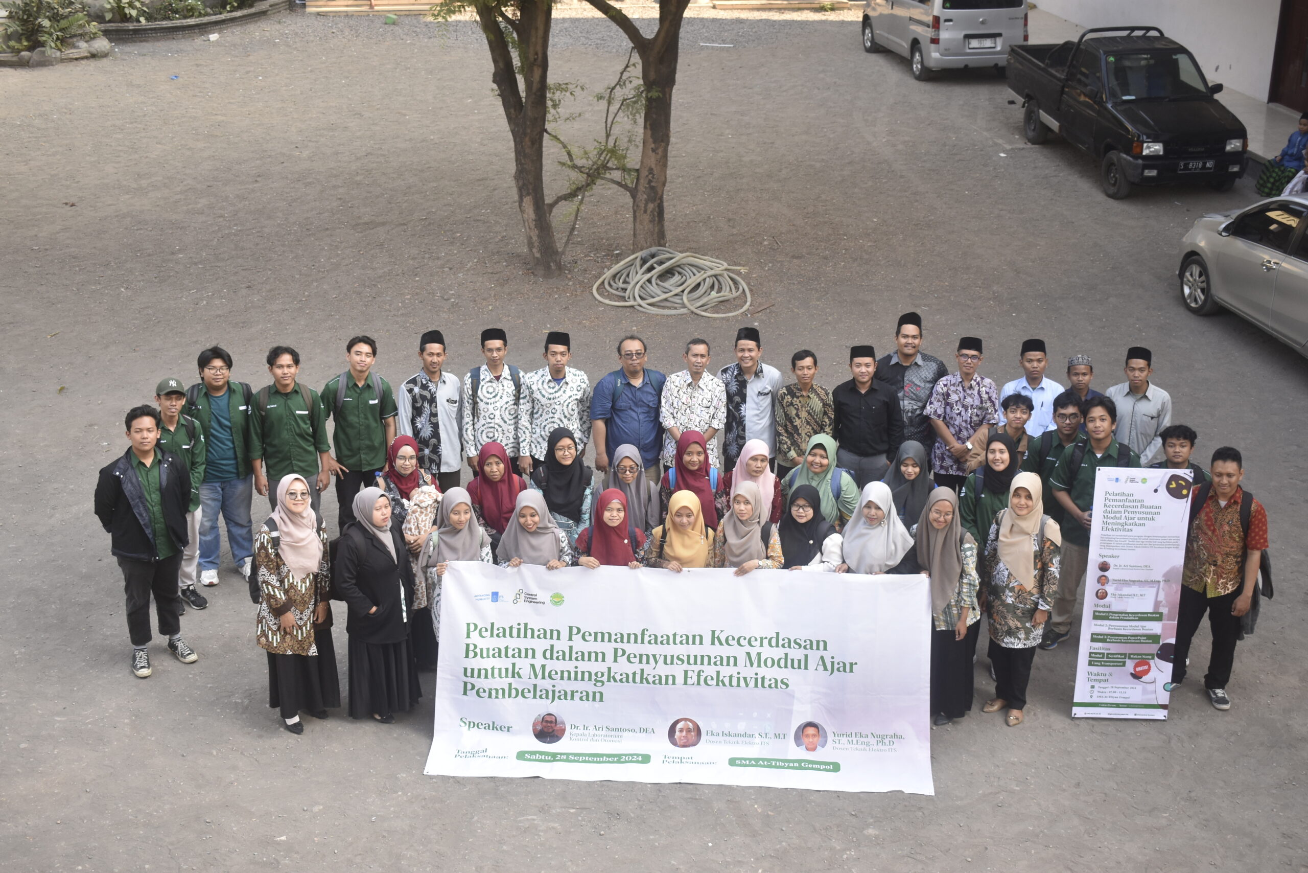 Anggota tim KKN Abmas ITS bersama Para Peserta Pelatihan di SMA At Tibyan Usai Menyelesaikan Pelatihan 