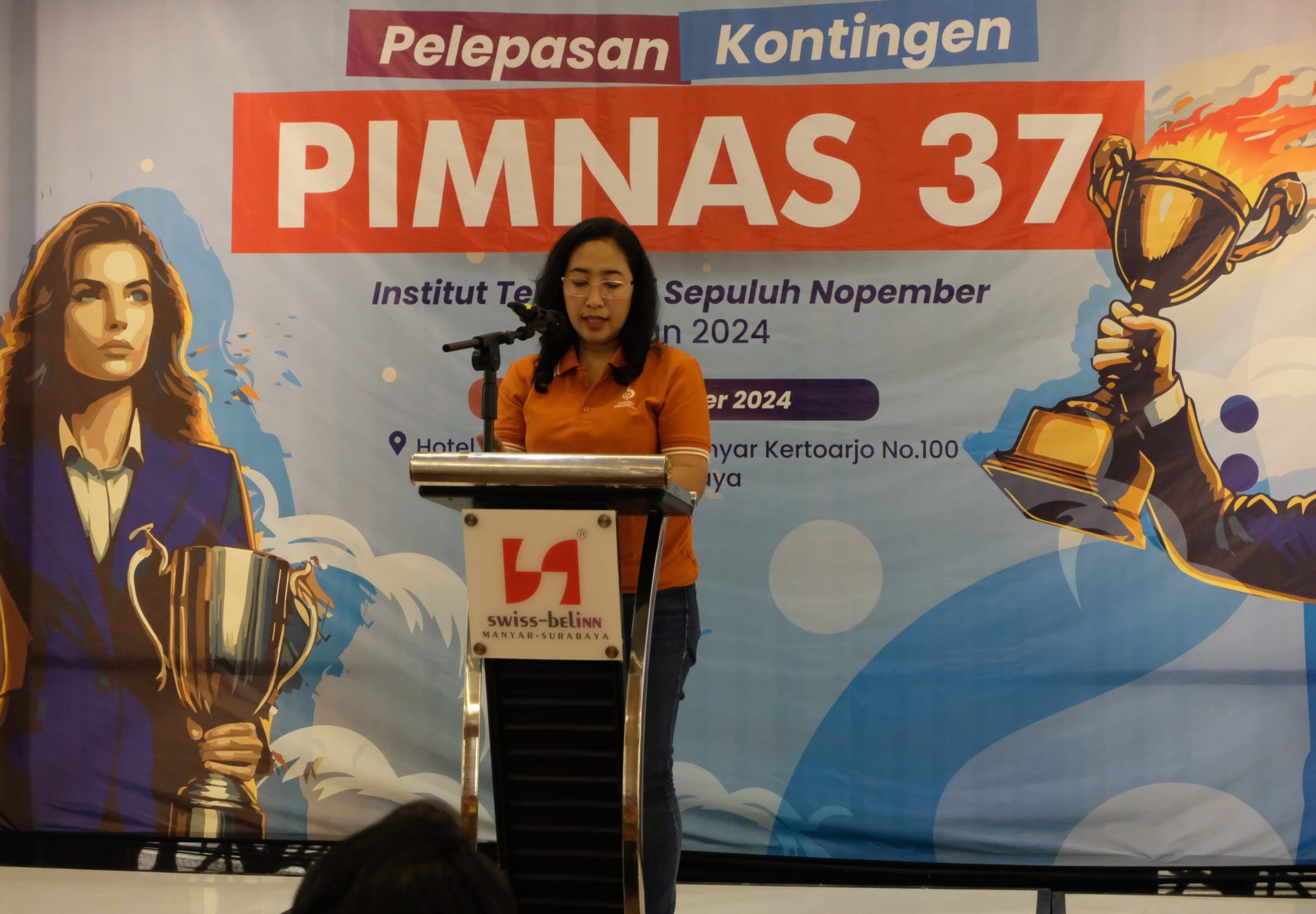 Gambar Hertiarti Idajati ST MSc selaku komandan PKM ITS 2024 menyampaikan laporannya terkait PKM ITS 2024