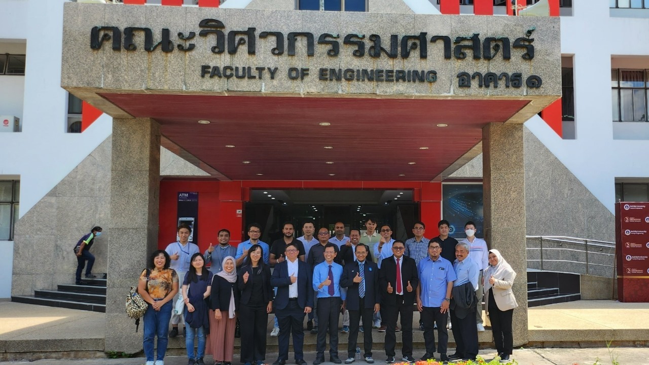 Dekan SIMT ITS Prof Ir I Nyoman Pujawan MEng PhD CSCP (tengah depan) bersama para dosen dan mahasiswa DMT ITS saat menggelar Kolokium SIMT-ITS di Mahidol University, Thailand