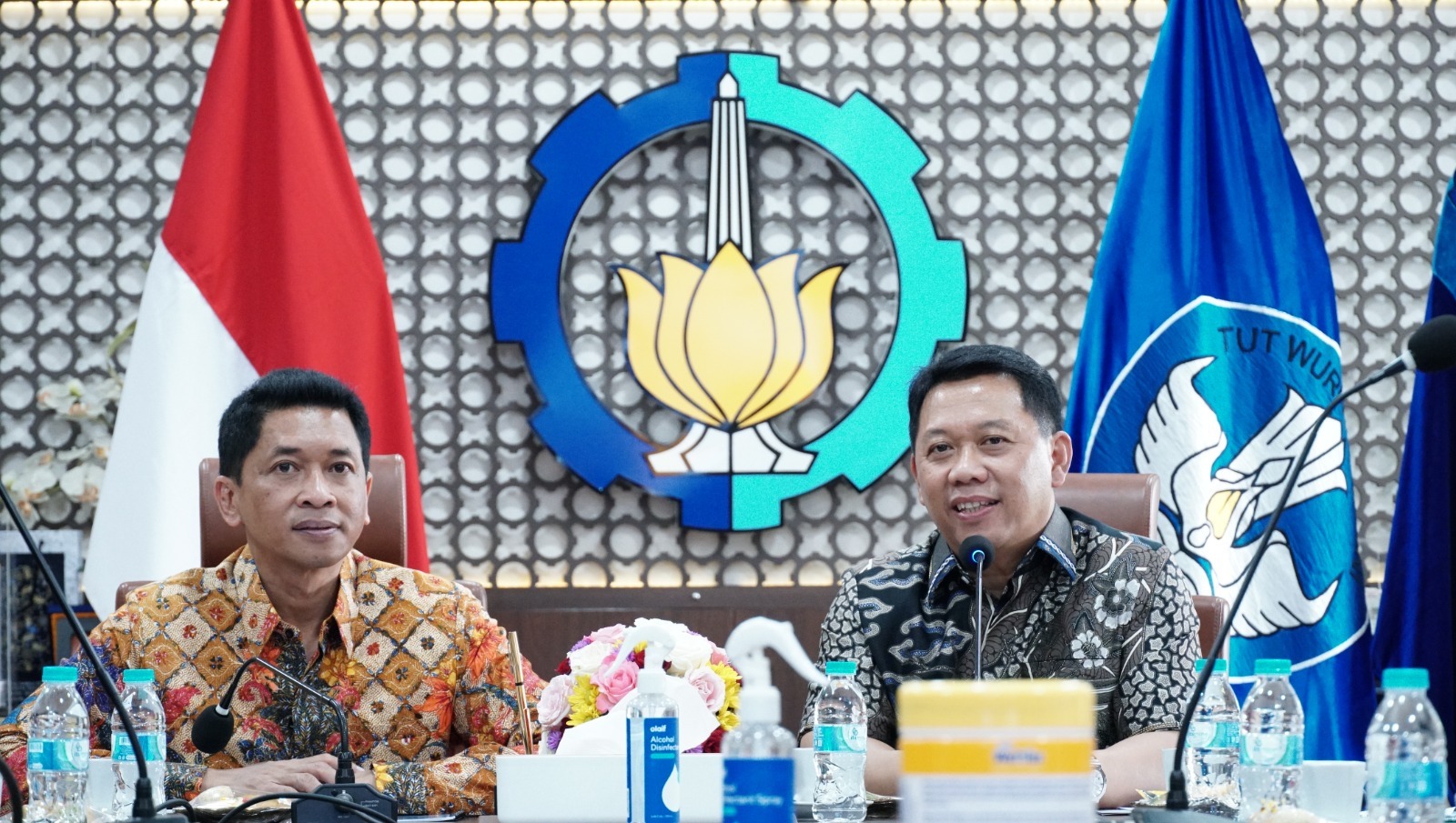 Direktur Utama PT Pupuk Kalimantan Timur (PKT) Budi Wahju Soesilo (kanan) bersama Rektor ITS Ir Bambang Pramujati MSc Eng PhD saat menyampaikan sambutan terkait dukungan pendanaan untuk ITS