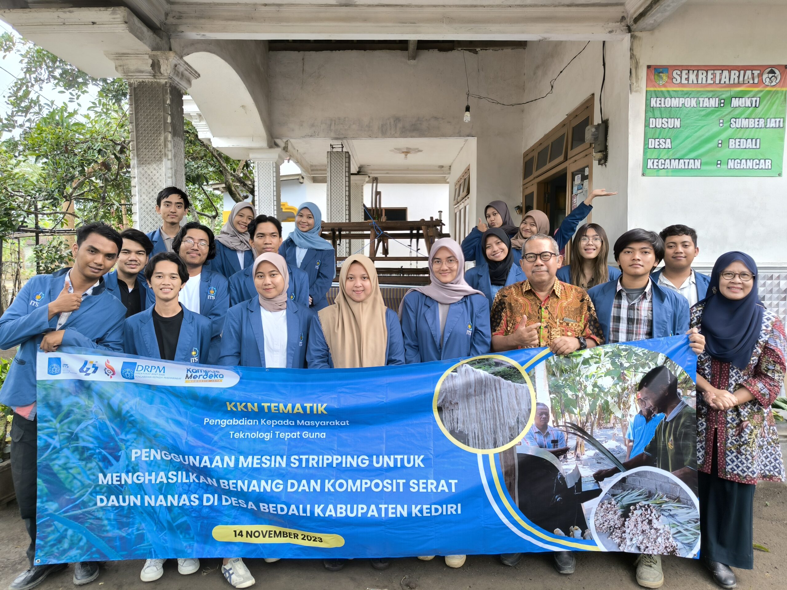 KKN Abmas ITS saat melakukan sosialisasi dan pengenalan alat stripping kepada masyarakat Desa Bedali, Kabupaten Kediri