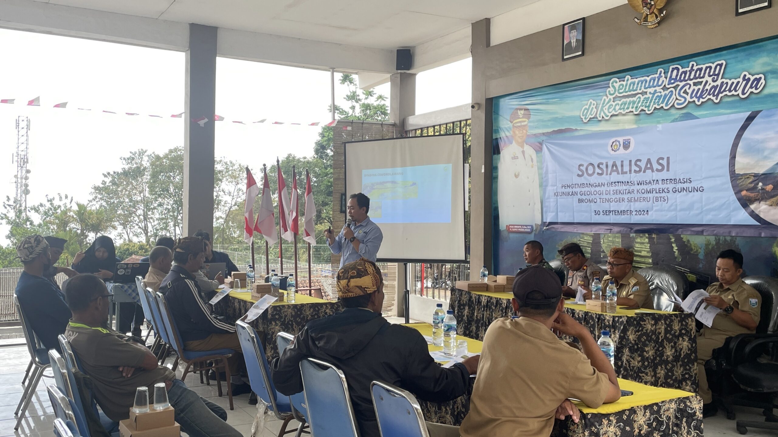 Gambar M Haris Miftakhul Fajar ST MEng memaparkan laporan pengembangan destinasi wisata berbasis Taman Bumi