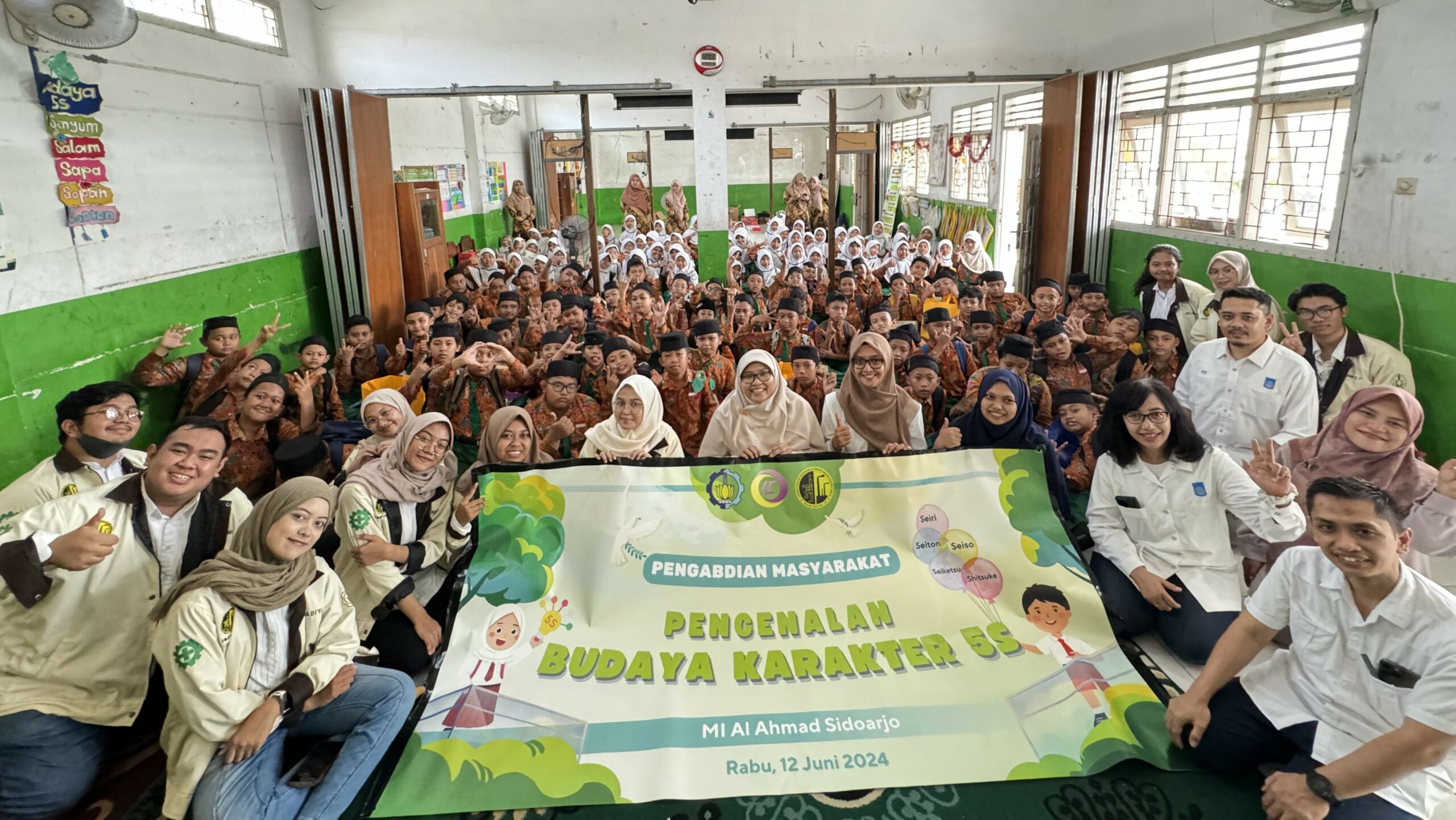 Gambar Tim Laboratorium EPSK ITS (berjaket kuning dan berkemeja putih) berfoto bersama siswa dan guru MI Al Ahmad Sidoarjo dalam kegiatan KKN Pengenalan Budaya Karakter 5S