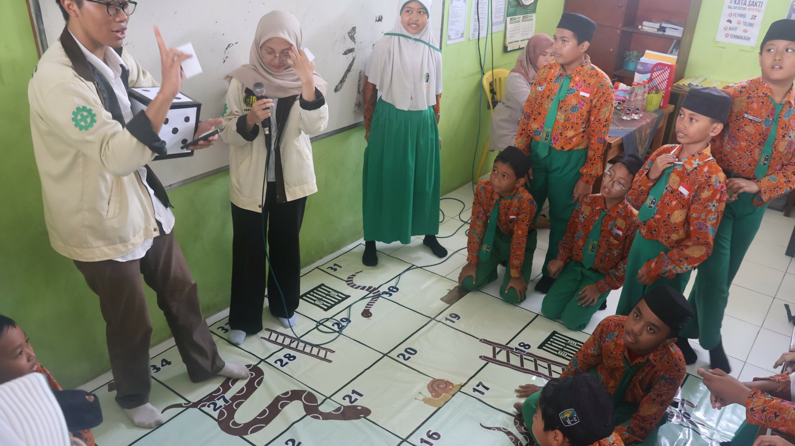 Gambar Mahasiswa Asisten Laboratorium EPSK ITS antusias dampingi para peserta bermain ular tangga