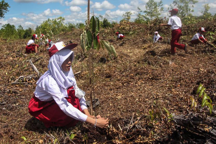 Gambar Ilustrasi upaya konservasi alam oleh generasi muda (sumber visual.republika.co.id)