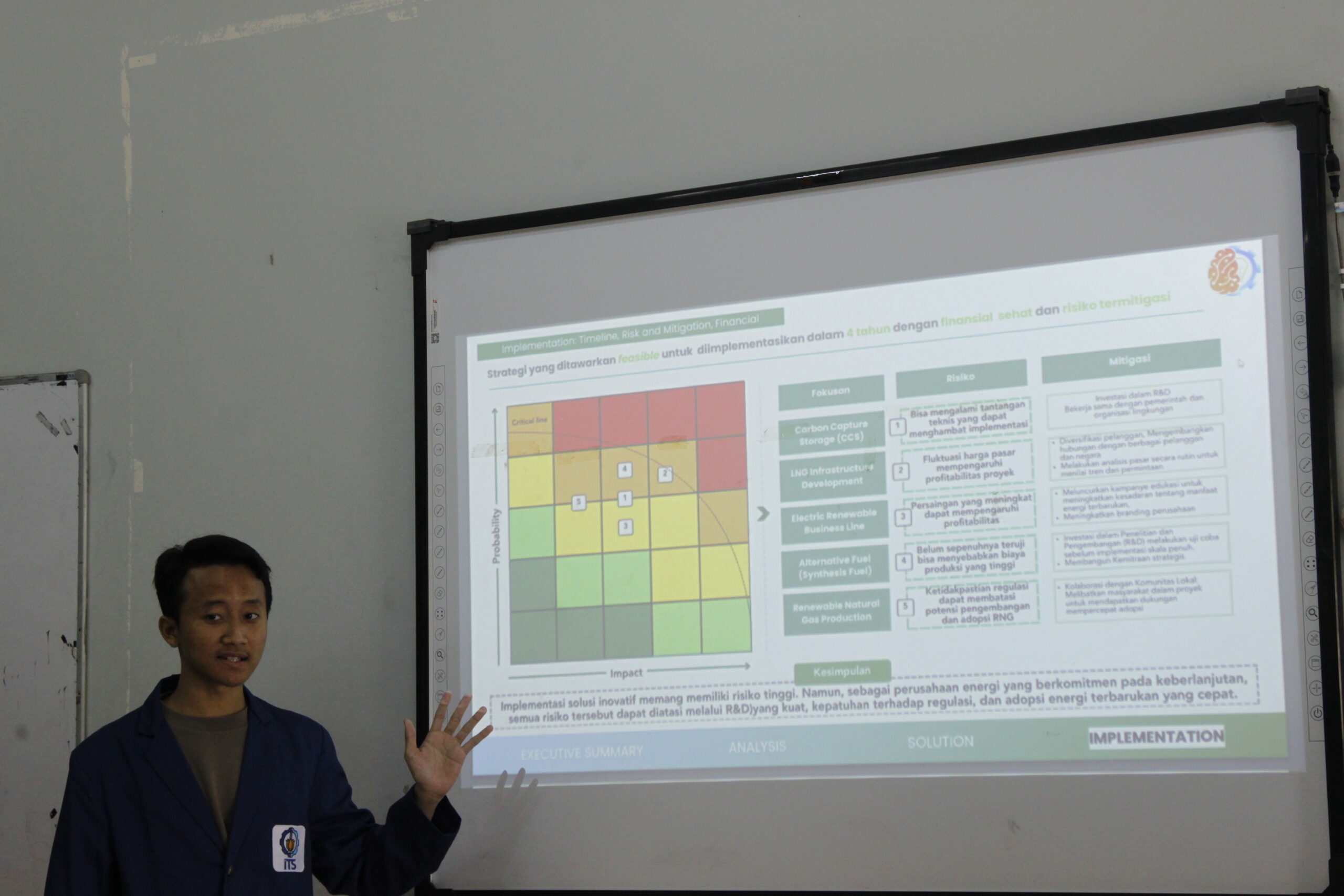 Gambar Salah satu peserta kompetisi yang berasal dari ITS mempresentasikan hasil karyanya