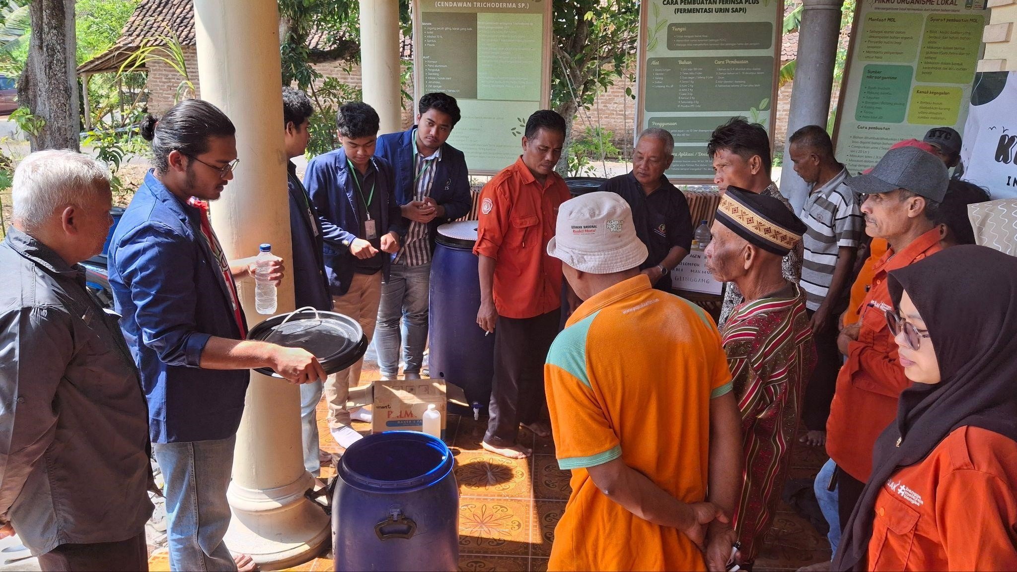 Gambar Mahasiswa ITS melakukan pelatihan pembuatan kompos bersama masyarakat sekitar