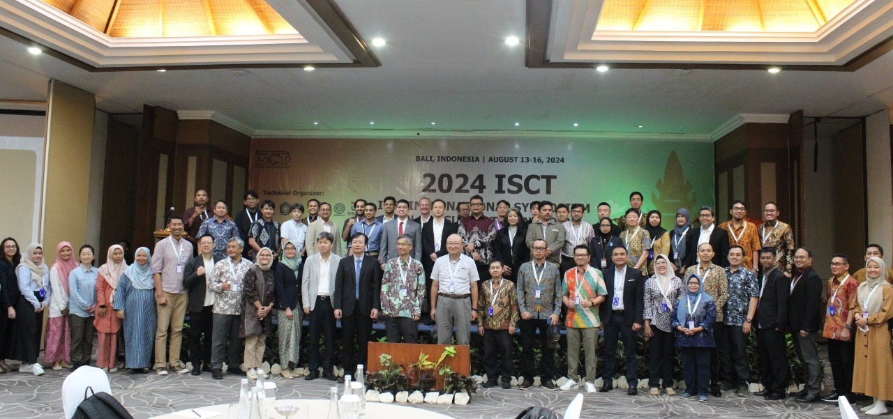 Mahasiswa dan dosen DMT ITS saat mengikuti kegiatan IEEE International Symposium on Consumer Technology 2024 di Bali