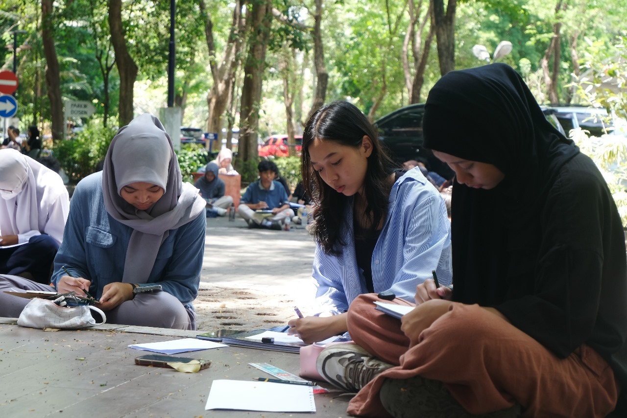 Para mahasiswa peserta live sketch KTA 2024 saat menggambar sketsa di area Departemen Arsitektur ITS