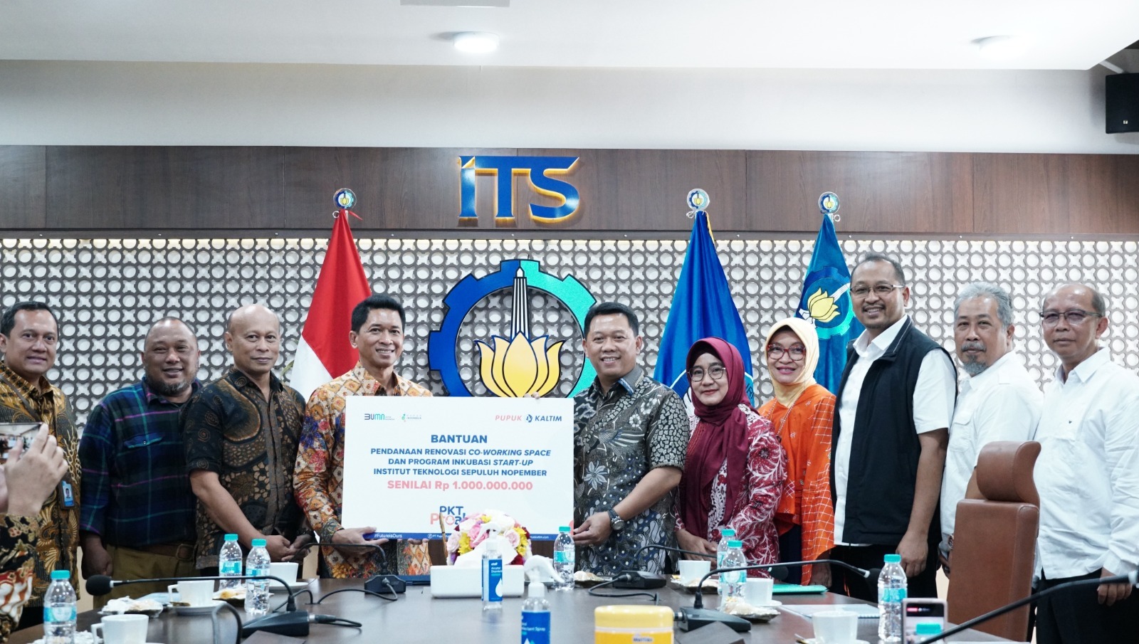 Penyerahan simbolis bantuan dana sebesar Rp 1 miliar untuk renovasi CCWS dan inkubasi startup di ITS oleh PT Pupuk Kalimantan Timur yang didampingi oleh Yayasan Pupuk Kaltim kepada ITS